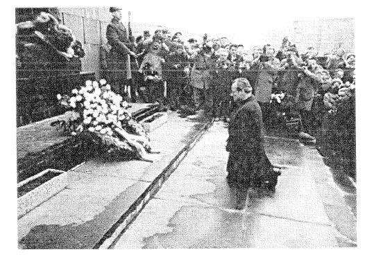 Abbildung zu Frage g181: „Was wollte Willy Brandt mit seinem Kniefall 1970 im ehemaligen jüdischen Ghetto in Warschau ausdrücken?“